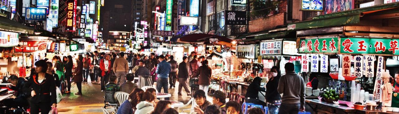 台湾省高雄市的夜市云集着各式风味小吃